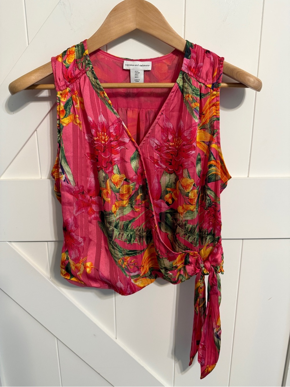 cupcakes & cashmere Pink Floral faux Wrap Sleeveless Top Women’s Small blouse